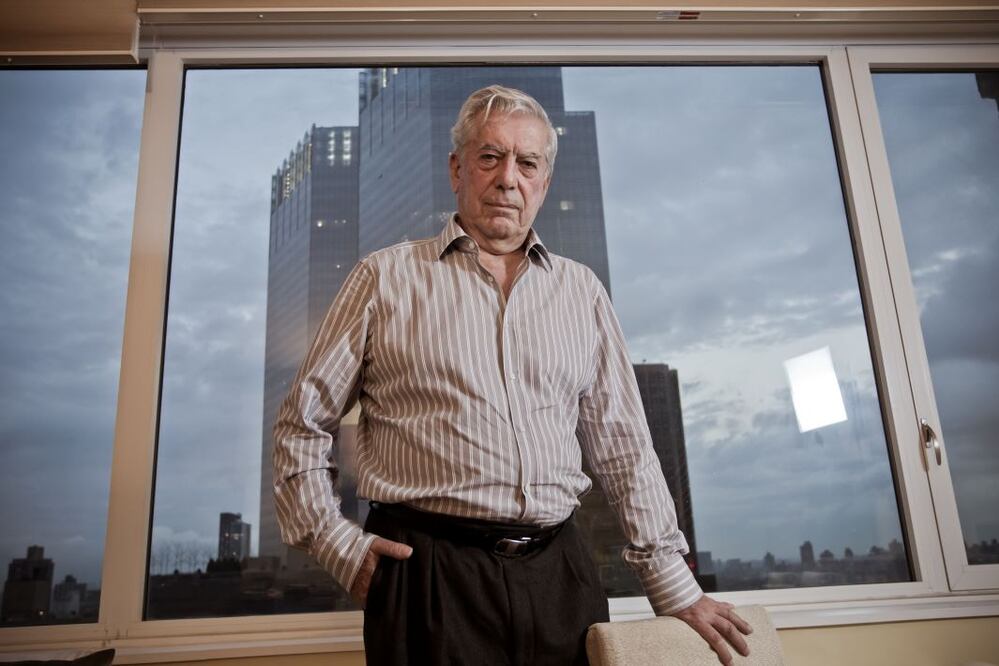 El escritor Mario Vargas Llosa en su departamento en Manhattan, Nueva York. Fotografía tomada el 27 de octubre 2010./ RICHARD HIRANO / Archivo El Comercio de Perú