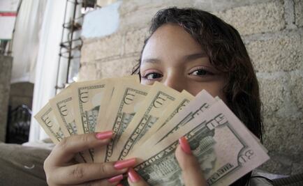 Promedia dólar en $18.77 a la venta en el aeropuerto de la CDMX