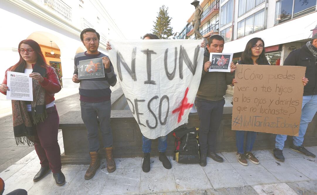 Estudiantes que están en contra del alza a la tarifa al transporte público del Estado de México convocaron a otros sectores a fin de movilizarse para el viernes próximo. Foto: JORGE ALVARADO. EL UNIVERSAL