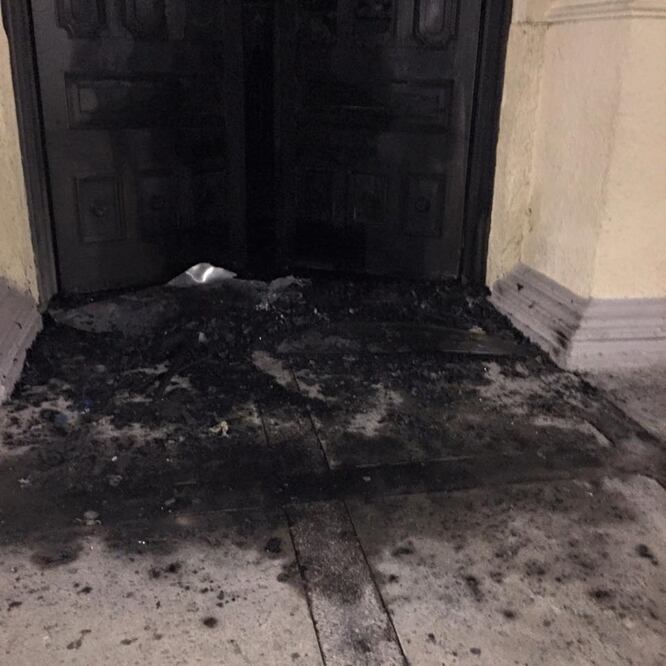 La puerta principal de la Catedral Metropolitana, ubicada en Hermosillo, resultó dañada esta madrugada por un incendio que habría sido provocado (ESPECIAL)