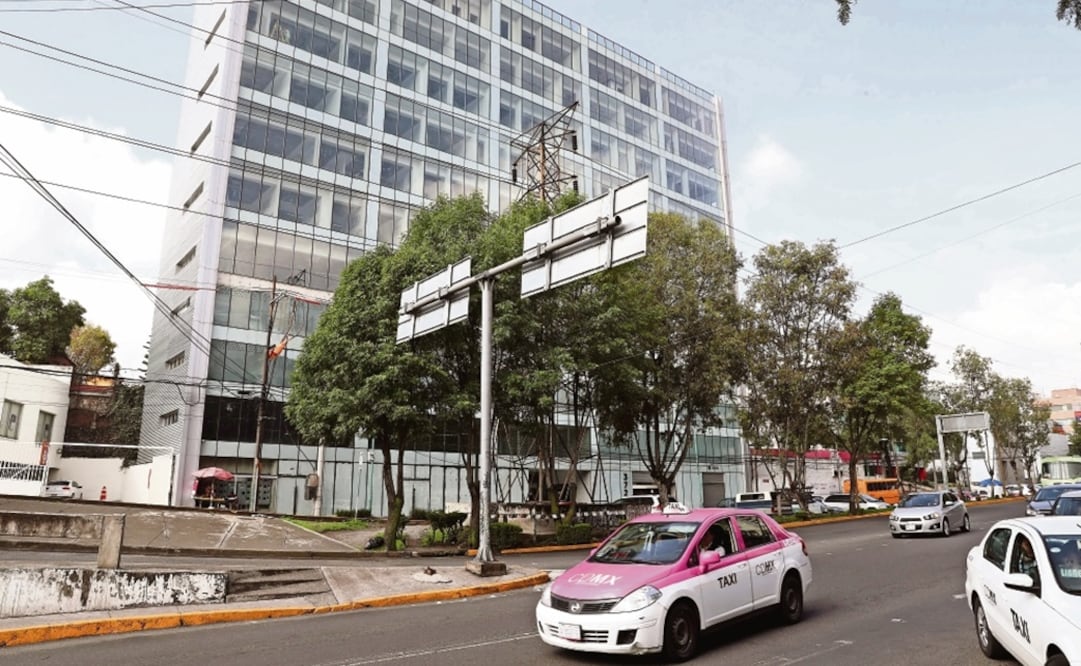 El edificio de 11 pisos no dejó el área libre de 492.7 metros cuadrados que la Seduvi estableció el 27 de octubre de 2015. Foto: JUAN CARLOS REYES. EL UNIVERSAL