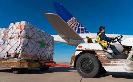 United Airlines transporta vacunas contra Covid-19 en vuelos comerciales