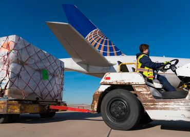 United Airlines transporta vacunas contra Covid-19 en vuelos comerciales