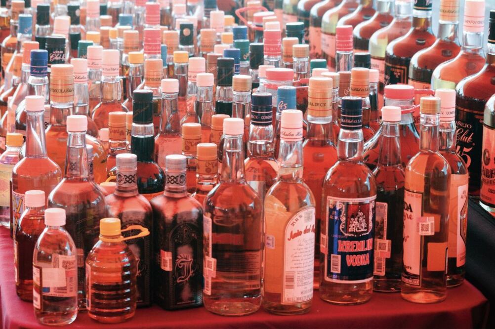 Moderación. Expertos piden a la sociedad evitar el consumo excesivo de alcohol que se propicia por los festejos de fin de año. (ARCHIVO EL UNIVERSAL)