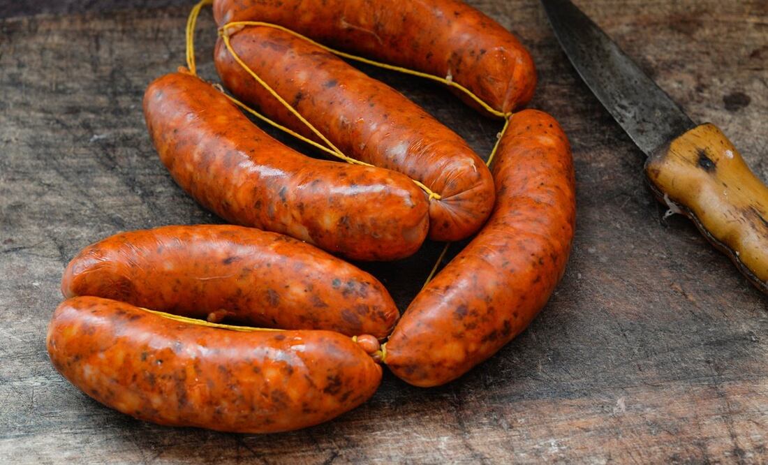 El color rojo intenso de los chorizos se debe al uso excesivo de pimentón / Foto: Unsplash