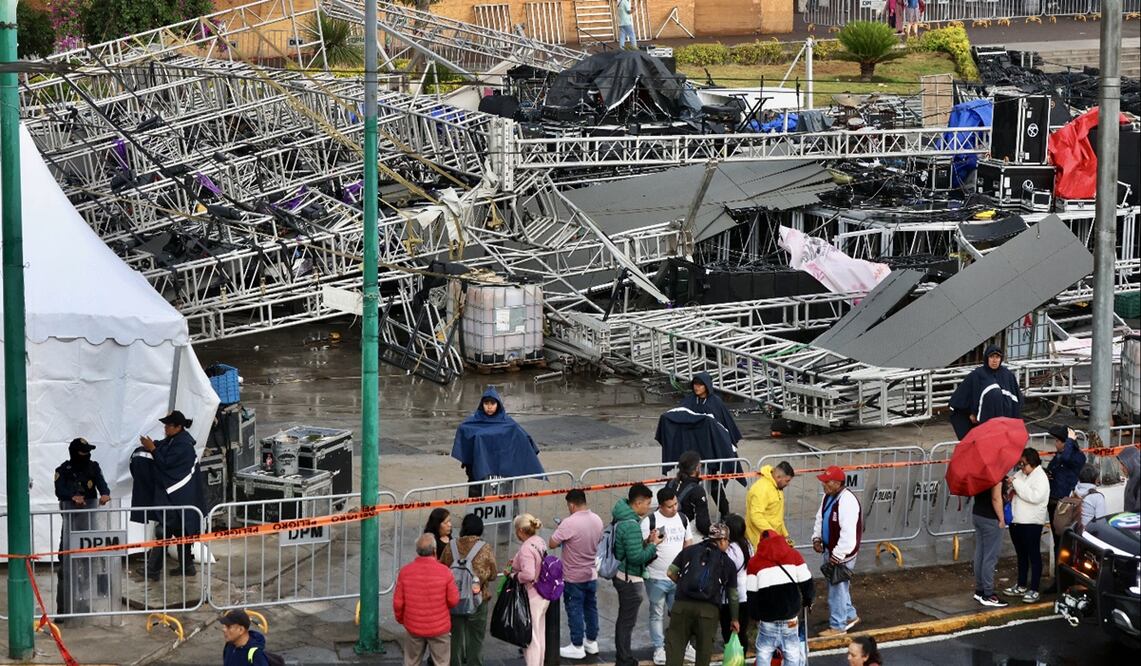 Una estructura metálica que estaba siendo colocada para el festejo del Día de las Madres en la explanada de la alcaldía GAM, colapsó tras ráfagas de viento que se presentaron el jueves 8 de mayo de 2025. Foto: Valente Rosas/EL UNIVERSAL