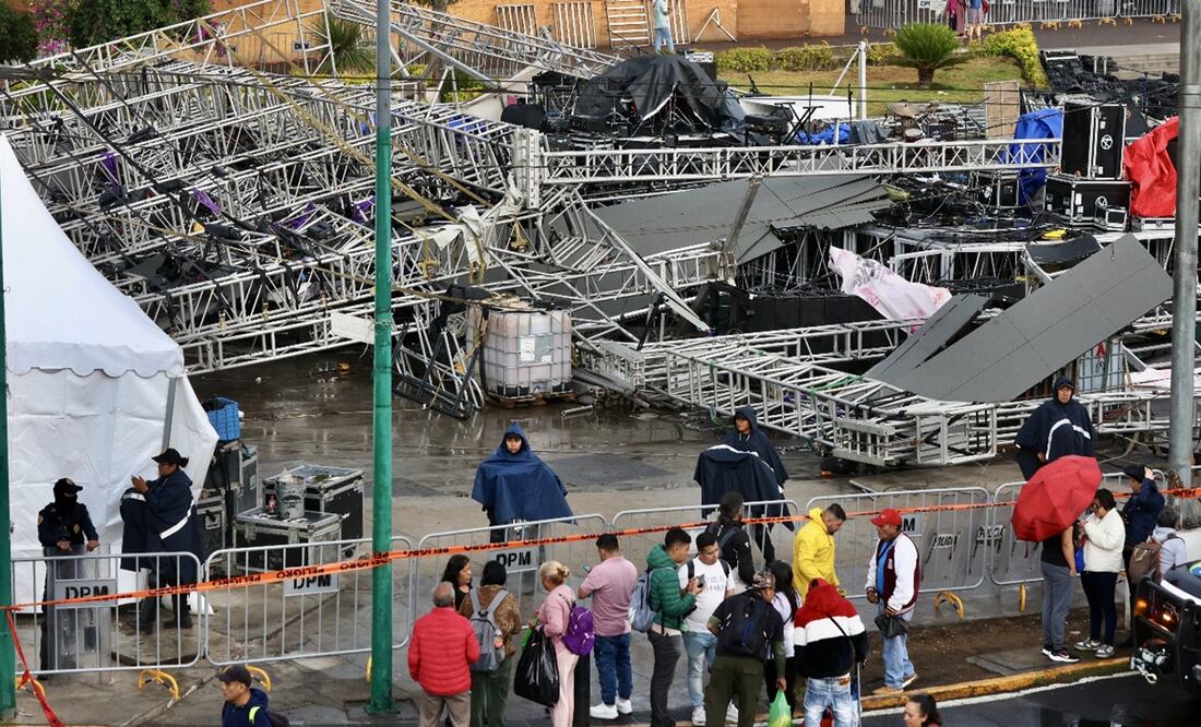 Una estructura metálica que estaba siendo colocada para el festejo del Día de las Madres en la explanada de la alcaldía GAM, colapsó tras ráfagas de viento que se presentaron el jueves 8 de mayo de 2025. Foto: Valente Rosas/EL UNIVERSAL
