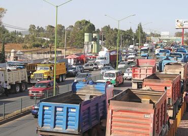 Camioneros protestan en Santa Lucía
