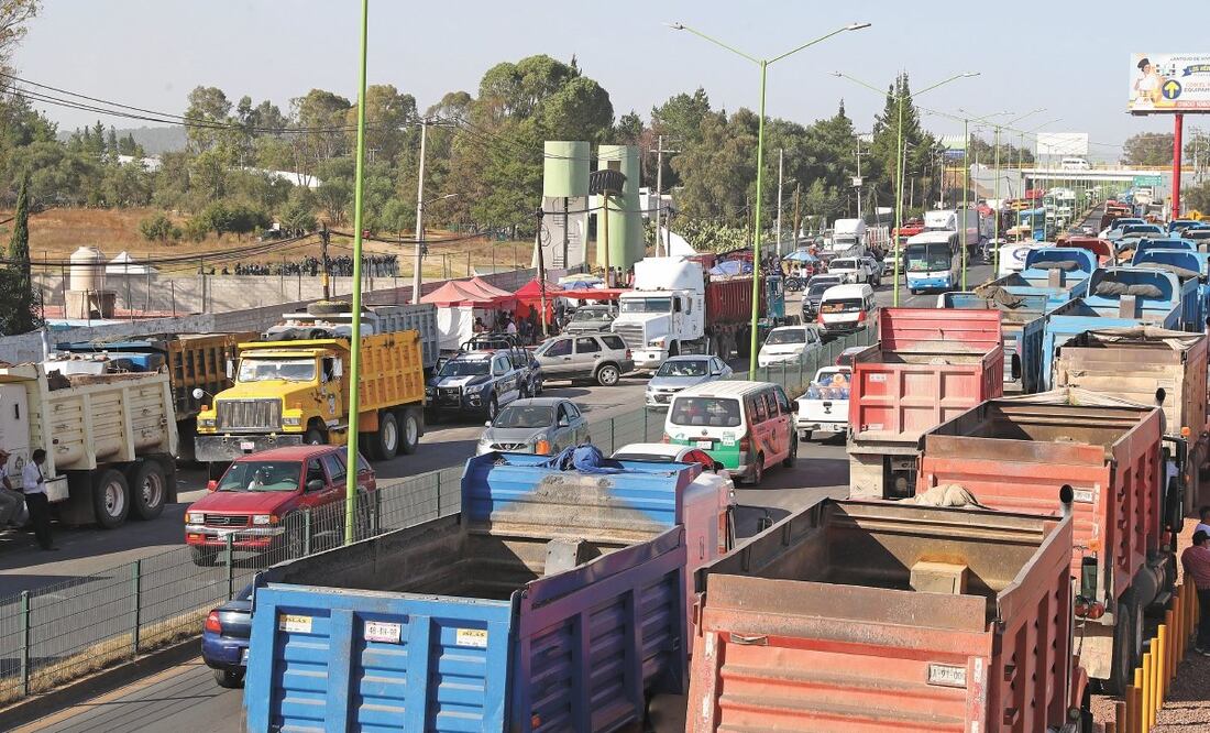Aspecto de los bloqueos que realizaron transportistas de carga frente a donde se construye el Aeropuerto Internacional Felipe Ángeles. VALENTE ROSAS. EL UNIVERSAL