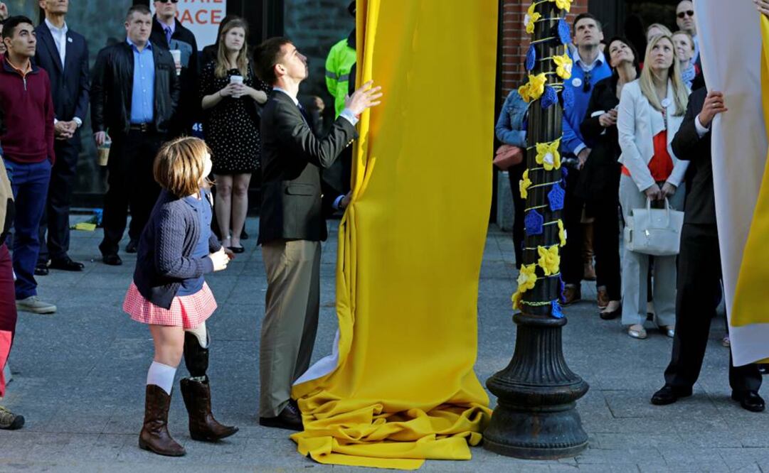 En la ceremonia se descubrieron dos pancartas con un corazón que llevan dentro del nombre de la ciudad y la silueta de una calle (Foto: AP)