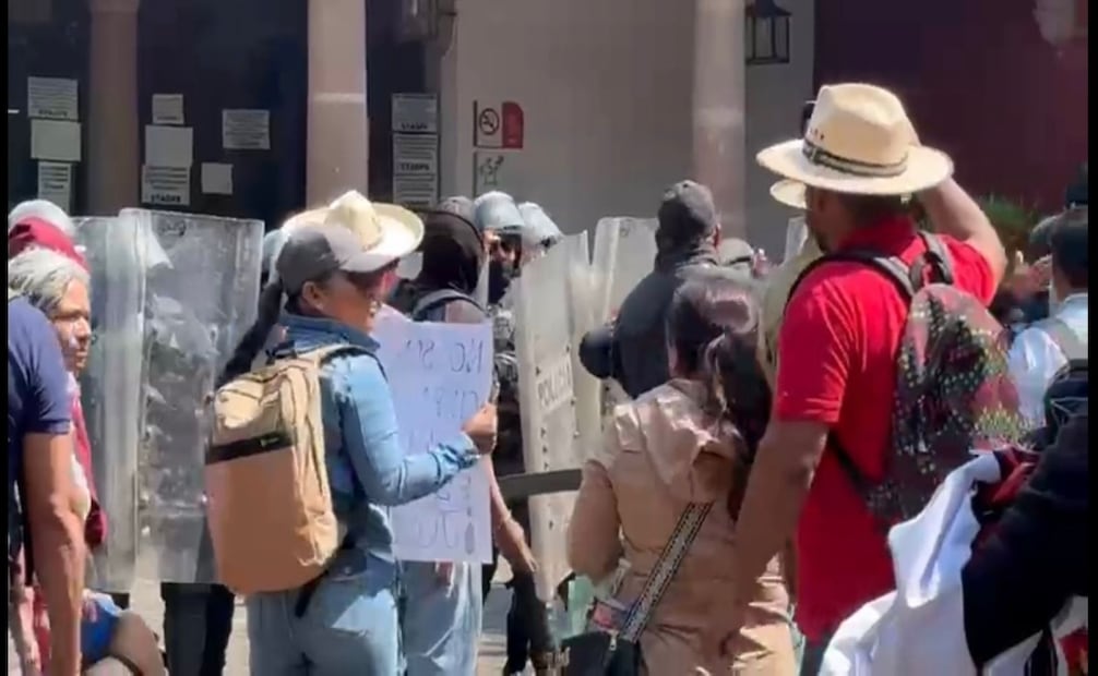 Pobladores se enfrentan con antimotines en Casa Michoacán. Foto: Charbell Lucio