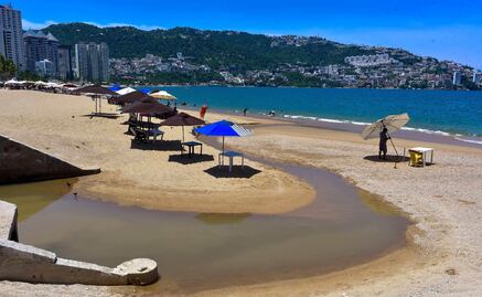 FOTOS: Playa, agua y lodo en plenas vacaciones de verano en Acapulco