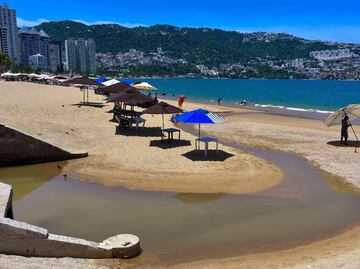 FOTOS: Playa, agua y lodo en plenas vacaciones de verano en Acapulco