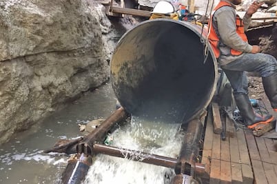 Destapan tubería que provocaba inundaciones en zona de Paso Exprés