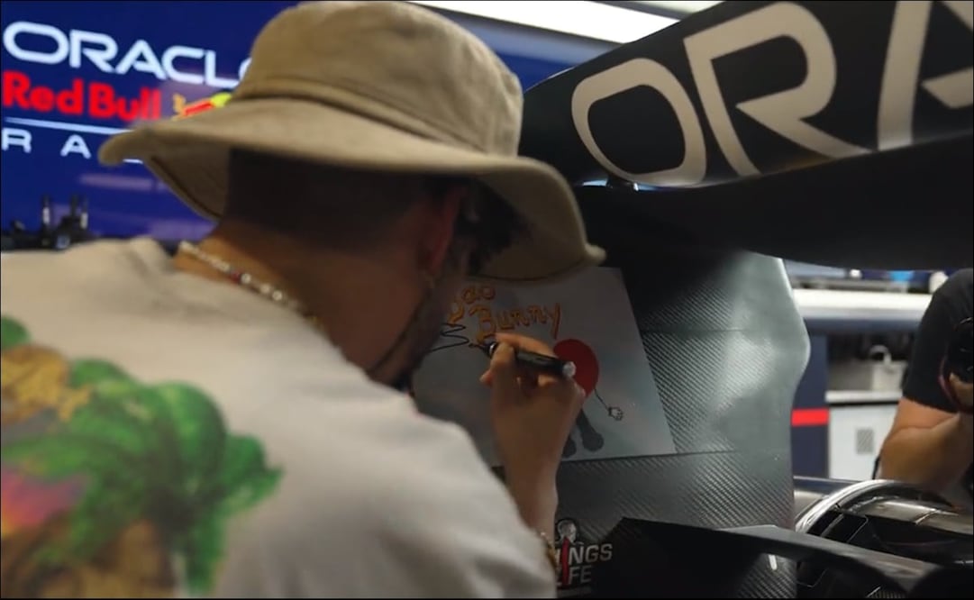 BAD BUNNY FIRMÓ EL RB18 PREVIO AL GRAN PREMIO DE MIAMI - FOTO: ESPECIAL