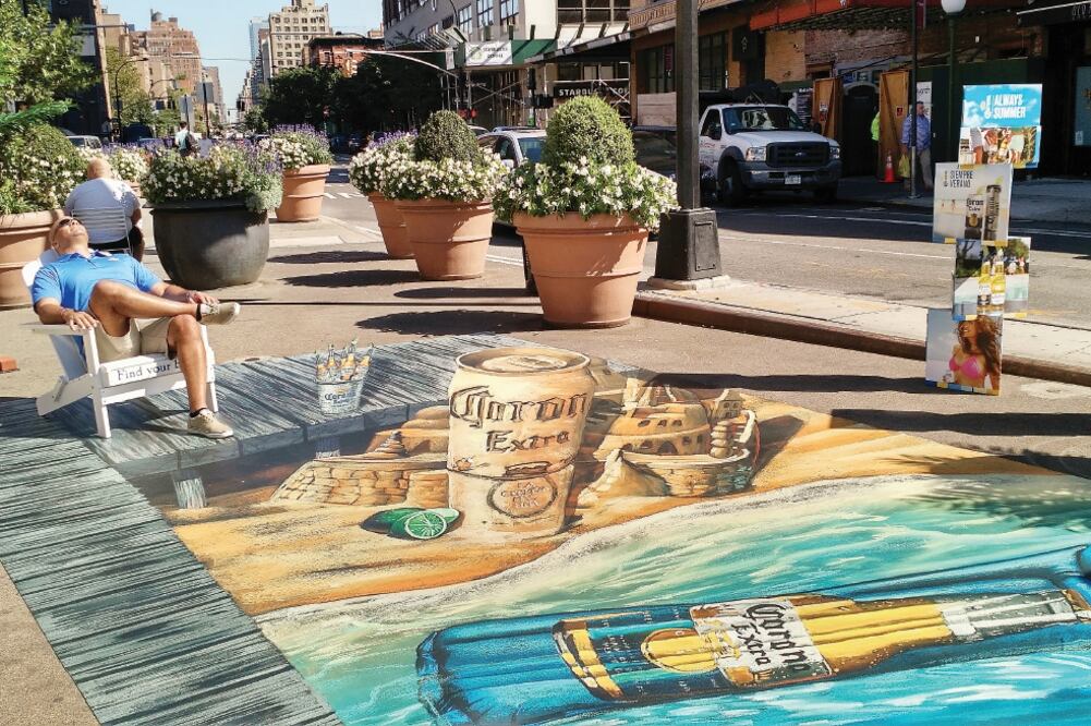 La marca mexicana Corona “instaló una playa” en Nueva York con el objetivo de impulsar más las ventas de la cerveza, a pesar de que ya acabó el verano (ESPECIAL)