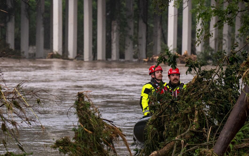 Equipos de rescate buscan victimas a lo largo del río Guadalupe, en Kerrville, Texas. Lluvias torrenciales causaran una inundación repentina "catastrófica" que provocó la muerte de al menos 27 personas al arrasar el centro-sur de Texas. Foto: AFP