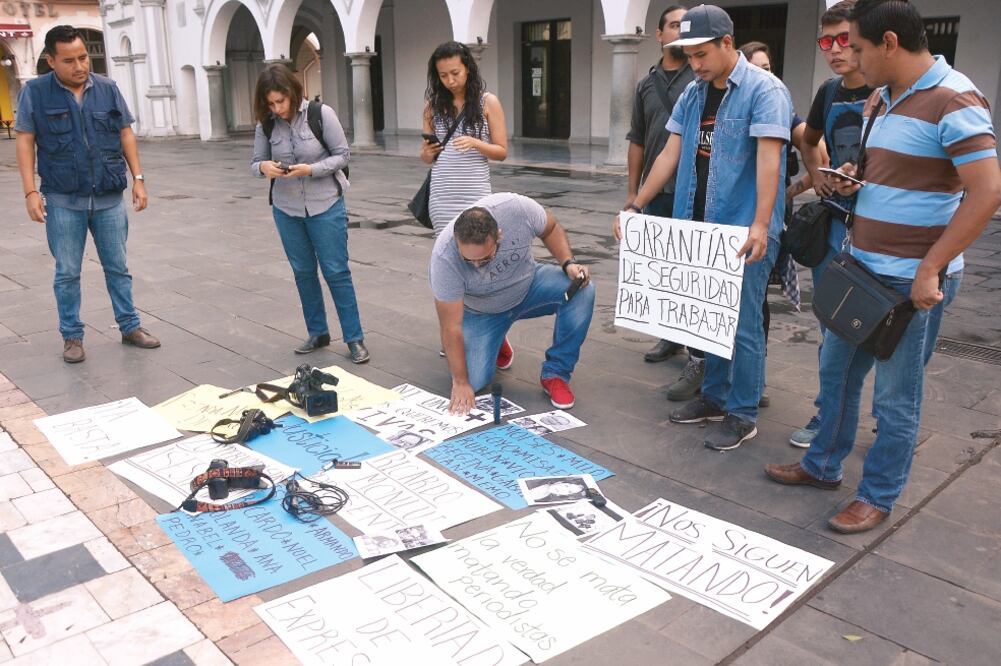 Comunicadores de Boca Del Río protestaron frente al Palacio de Gobierno por la muerte de su colega Ricardo Monlui y exigieron garantías para ejercer la libertad de expresión (PATY MORALES. EL UNIVERSAL)