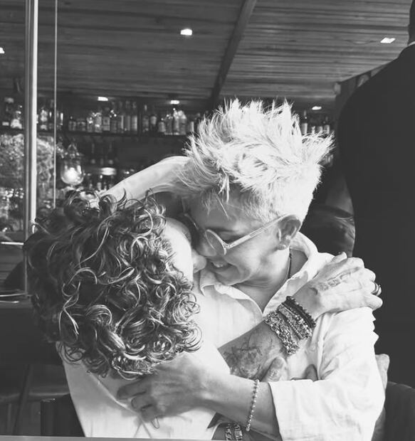 Vanessa le dedica mensaje de amor a su novia Federica Quijano : "Ella es mi ángel y me salva la vida cada día al enseñarme con su sonrisa y esa mirada que me hipnotiza, que aún en los días nublados, se puede disfrutar de la vida porque así me pasa desde que estoy contigo. FQT, te amo, por millones de razones, eres admirable ser humano y aprendo cada día de ti".