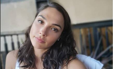 Gal Gadot apoya a niño que usa mochila y corona de Wonder Woman