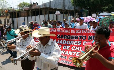 CNTE bloquea carreteras y quema uniformes en Chiapas