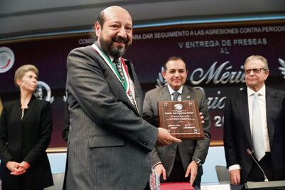 Senado reconoce al caricaturista Kemchs