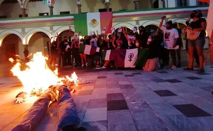 Mujeres queman muñeco de AMLO en el puerto de Veracruz