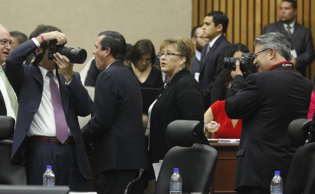 Lorenzo Córdova se relajó ayer tomando fotografías durante un receso en el pleno del órgano electoral; en la imagen bromea con el consejero Arturo Sánchez, quienes se toman fotografías mutuamente (Foto: Yadín Xolalpa EL UNIVERSAL)