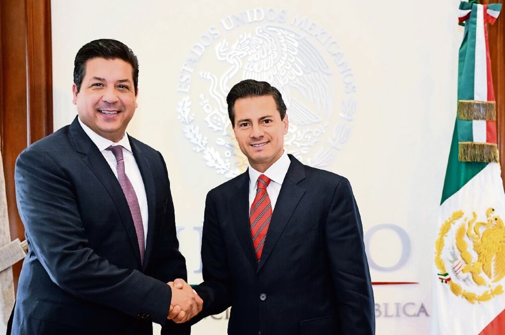 El presidente Enrique Peña Nieto y el gobernador electo de Tamaulipas, Francisco García Cabeza de Vaca (PAN), dialogaron ayer, durante una reunión en Los Pinos, sobre la actual situación de esa entidad (PRESIDENCIA)