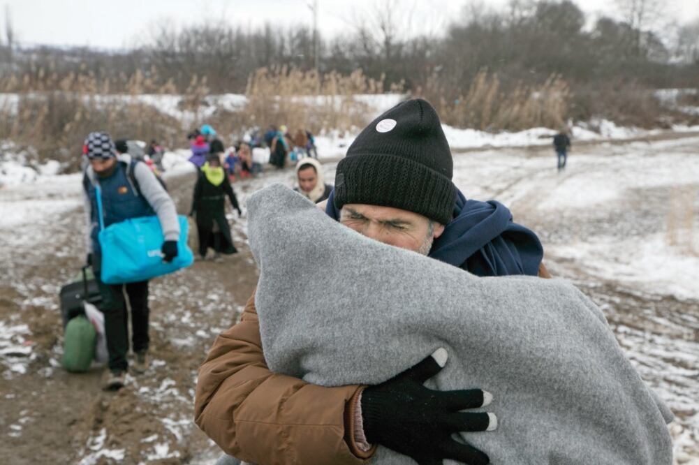 Migrantes de Siria, Irak y Afganistán caminan hacia un campamento temporal en el pueblo de Miratovac, Serbia, para el cual deben cruzar un tramo de 1.5 kilómetros, cubierto de nieve y azotado por las bajas temperaturas (VISAR KRYEZIU. AP)