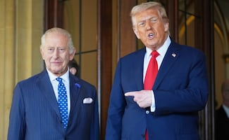 "Siempre he querido vivir en Buckingham", dice Trump; señalan posible parentesco con el rey Carlos III