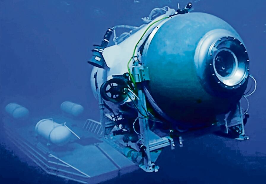 El lanzamiento del Titán desde una plataforma. El sumergible
implosionó en junio del año pasado. Foto: AFP