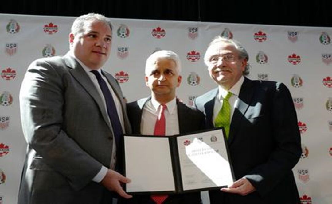 Victor Montagliani (L), President of the Canadian Soccer Association, Sunil Gulati (C), President of the United States Soccer Federation, and Decio de María (R), President of the Mexican Football Federation, show bid to co-host the 2026 World Cup /AP