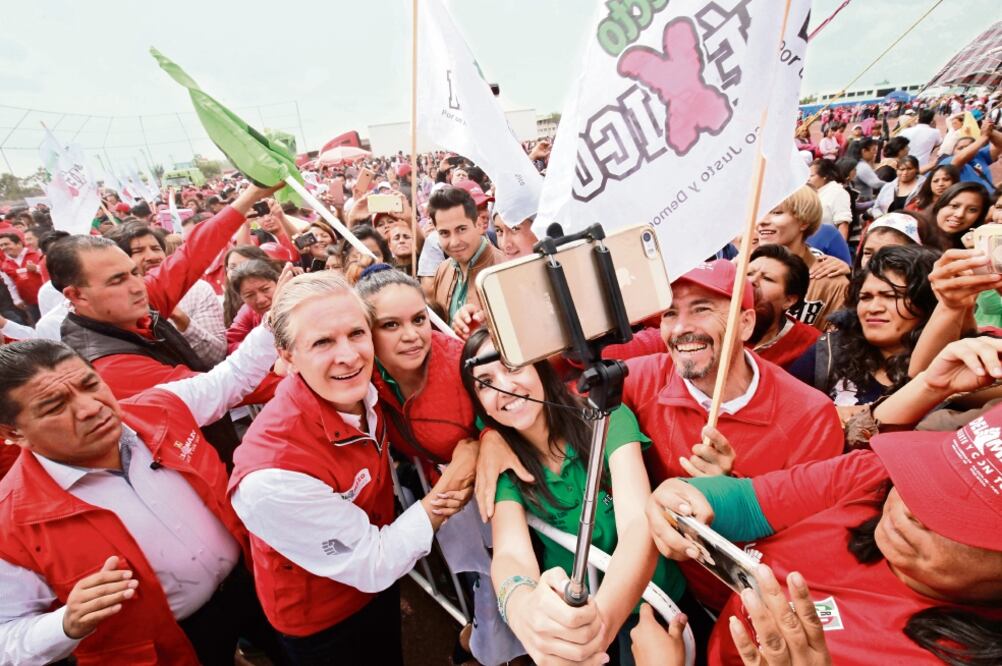 El aspirante del PRI reafirmó ante sus simpatizantes reunidos en el TESE que “no se rajan para salir a la calle” (JORGE ALVARADO. EL UNIVERSAL)