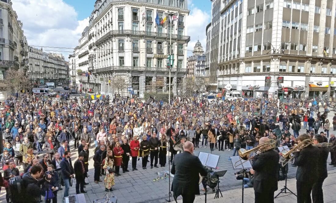 Con velas, flores y música la gente rindió ayer homenaje en Le Bourse, en Bruselas, a las víctimas de los atentados de hace un año en el aeropuerto de Zaventem y el Metro Melbeek (INDER BUGARIN. EL UNIVERSAL)
