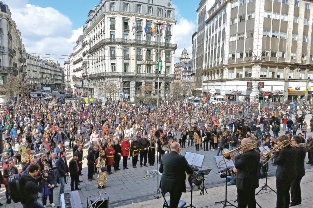 Con velas, flores y música la gente rindió ayer homenaje en Le Bourse, en Bruselas, a las víctimas de los atentados de hace un año en el aeropuerto de Zaventem y el Metro Melbeek (INDER BUGARIN. EL UNIVERSAL)