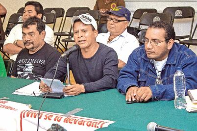 Padres de normalistas dudan de la CNDH