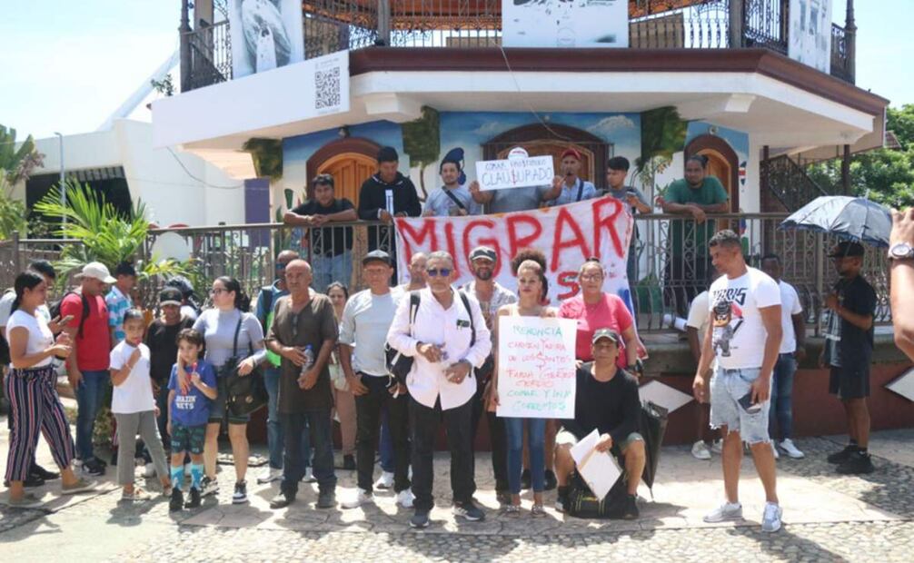 El 4 de agosto, un día antes de su detención, García Villagrán encabezó una clausura simbólica en las oficinas de la Comar en Chiapas. Foto: María de Jesús Peters.