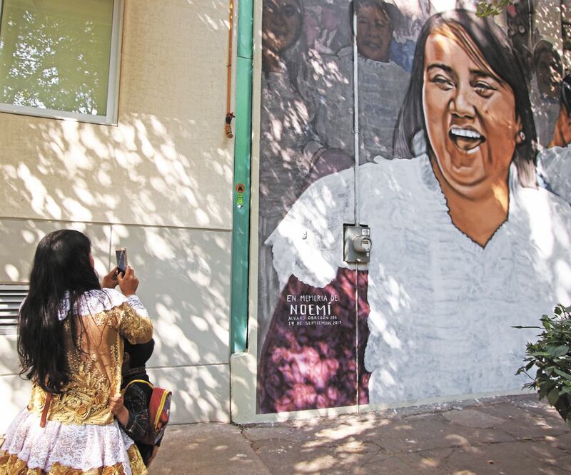 La obra del artista triqui Joel Merino está en una de las paredes del hotel Rossevelt, en la colonia Hipódromo Condesa, en la alcaldía Cuauhtémoc, una de las zonas afectadas por el sismo del 19 de septiembre. Fotos: CARLOS MEJÍA. EL UNIVERSAL