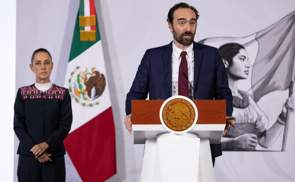 El titular de la Agencia Reguladora del Transporte Ferroviario, Andrés Lajous Loaeza, en la “Mañanera del Pueblo” el jueves 25 de junio de 2026 en Palacio Nacional. Foto: Hugo Salvador/ EL UNIVERSAL