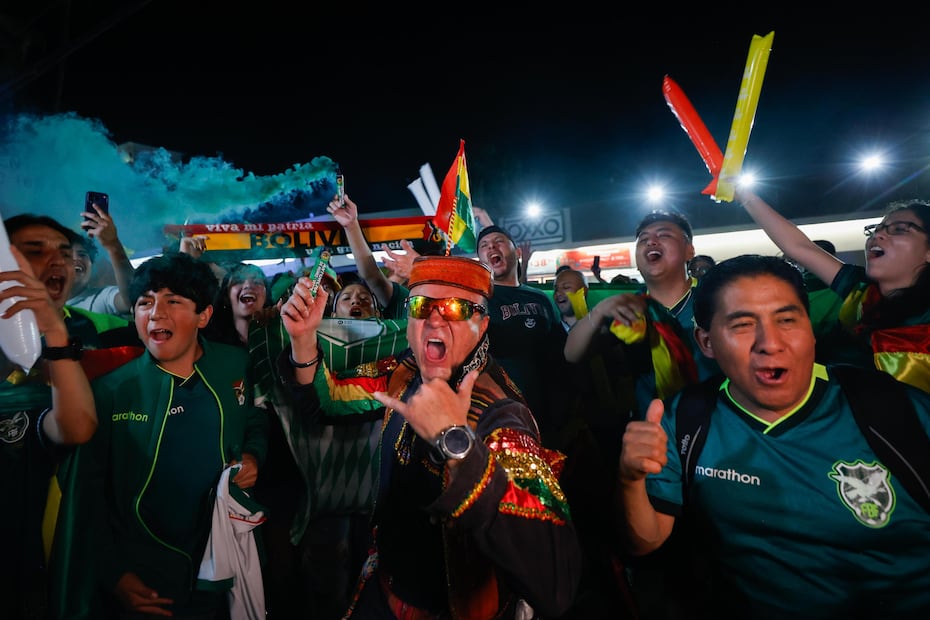 Decenas de bolivianos se reunieron afuera del hotel donde se concentra la Selección de fútbol de Bolivia, previo al Repechaje Mundialista - Foto: Diego Simón Sánchez/EL UNIVERSAL