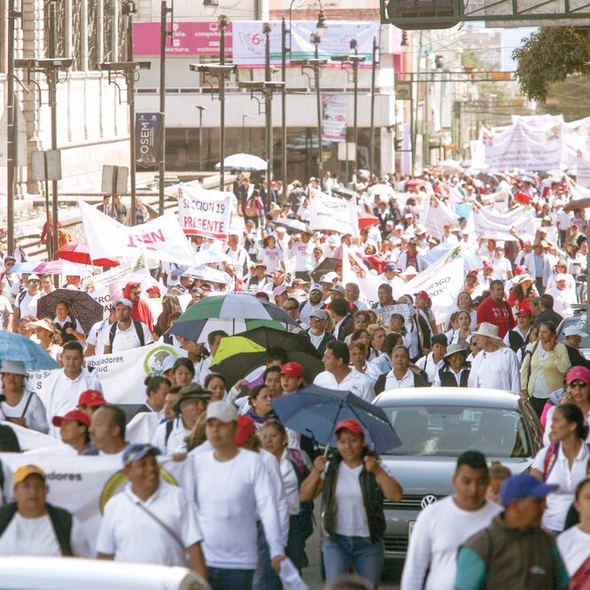Trabajadores de diversos municipios marcharon exigiendo aumento salarial, basificación y recategorización para especialistas. (REBECA JIMÉNEZ. EL UNIVERSAL)