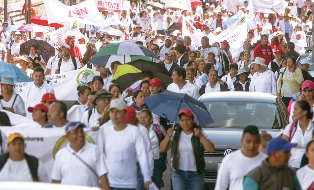 Trabajadores de diversos municipios marcharon exigiendo aumento salarial, basificación y recategorización para especialistas. (REBECA JIMÉNEZ. EL UNIVERSAL)