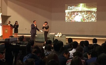 Universitarios cuestionan a Delfina papel de López Obrador