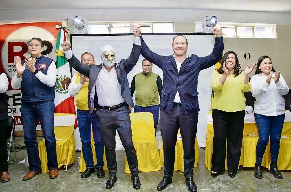 En el encuentro con militantes de Redes Sociales Progresistas, el candidato de Va por la CDMX, Santiago Taboada, recibió el apoyo de figuras como el luchador Místico. Foto: Especial