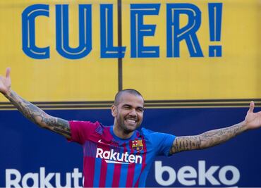Dani Alves fue ovacionado en su presentación oficial con el Barcelona