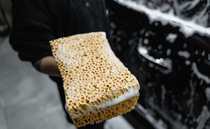 Una joven limpió la camioneta de su novio, encontró maquillaje ajeno y esta fue su reacción