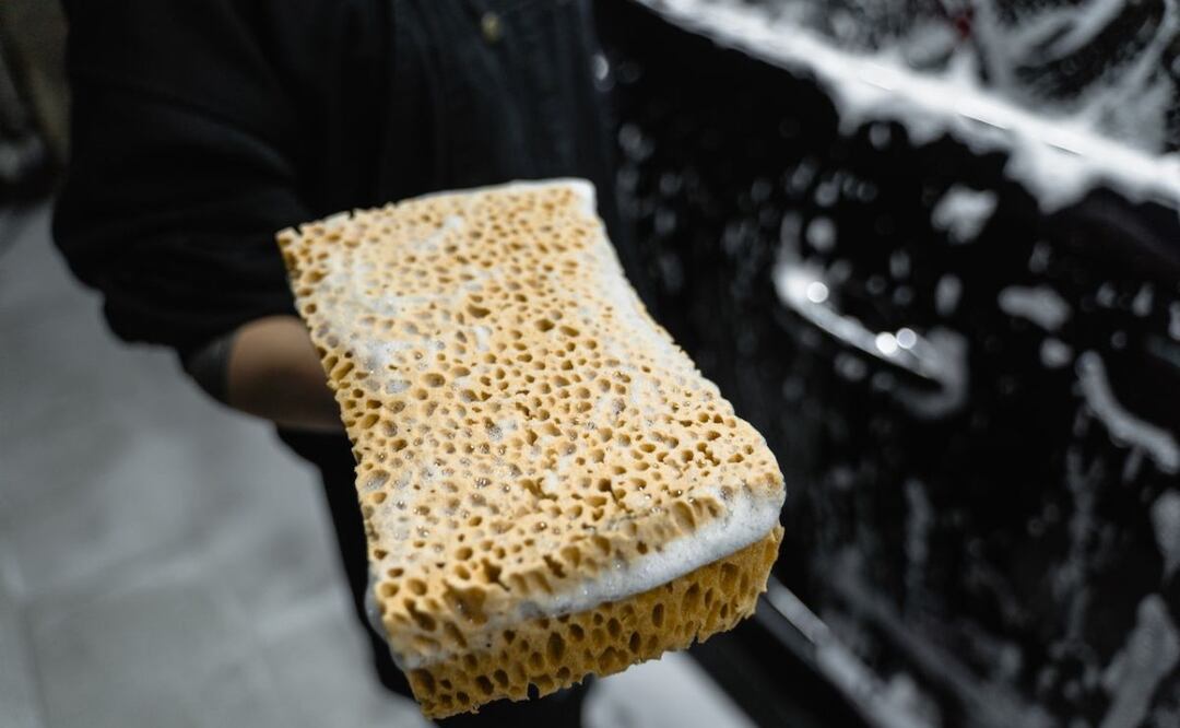 Lavar carro. Fuente: Pexels