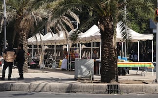 Pese a operativo, decenas de vendedores ambulantes se instalan en Paseo de la Reforma; ofertan productos alusivos al Año Nuevo