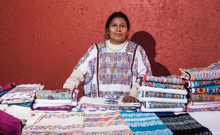 Artesana y promotora de la tradición del telar